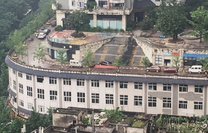 重慶屋頂上是馬路，建筑結(jié)構(gòu)加固能支撐的了嗎