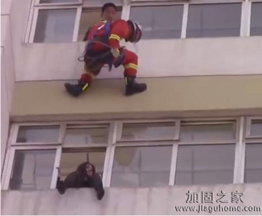 從美女高中生跳樓被及時(shí)踹回考慮該樓的房屋結(jié)構(gòu)加固問題