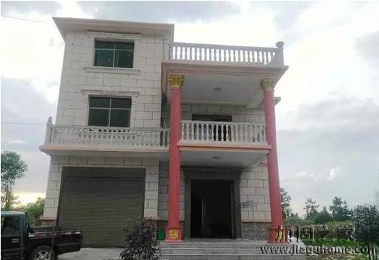 江西包工頭花50萬(wàn)自建農(nóng)村土樓，外觀丑爆但房屋地基穩(wěn)固。