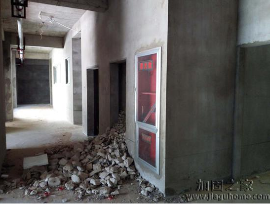 鳳凰新城小區(qū)某公辦性質(zhì)的幼兒園建成已四年，目前還未投入使用，外觀美麗里面卻沒有任何裝修