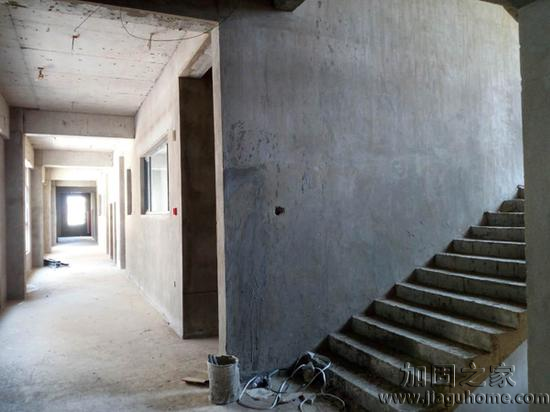 鳳凰新城小區(qū)某公辦性質(zhì)的幼兒園建成已四年，目前還未投入使用，外觀美麗里面卻沒有任何裝修