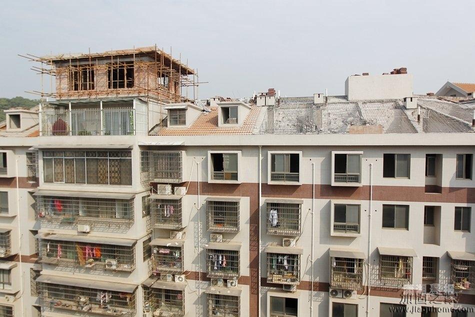 住戶屋頂防水補漏闖三關(guān)，原因竟是小區(qū)違章搭建堵通道