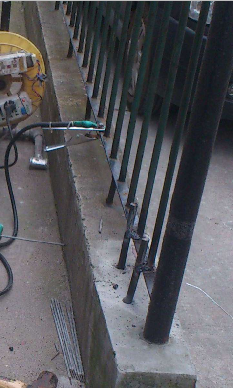 司機(jī)打盹撞上隔離帶，護(hù)欄被小車插穿還能加固嗎？