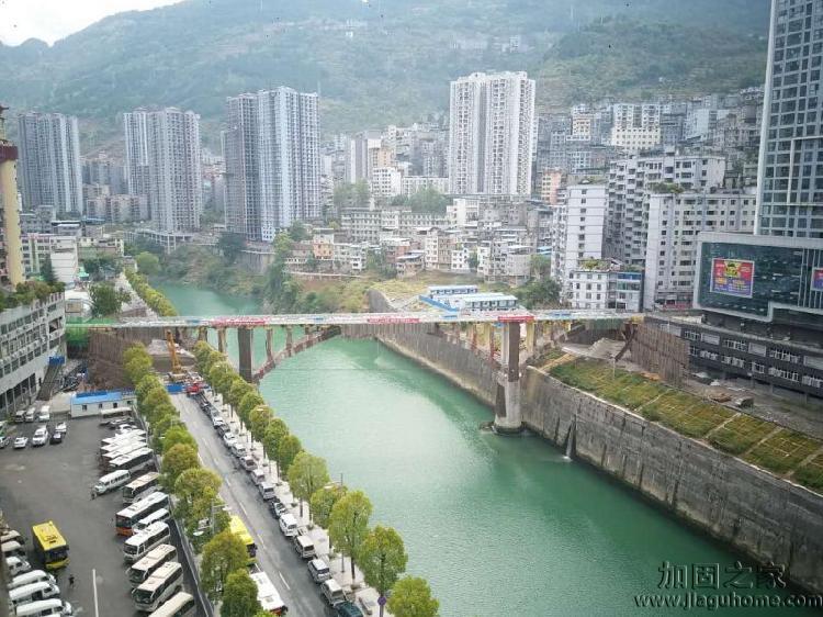 郁江大橋?qū)嵭斜铺幚?，為何不做橋梁加固? width=