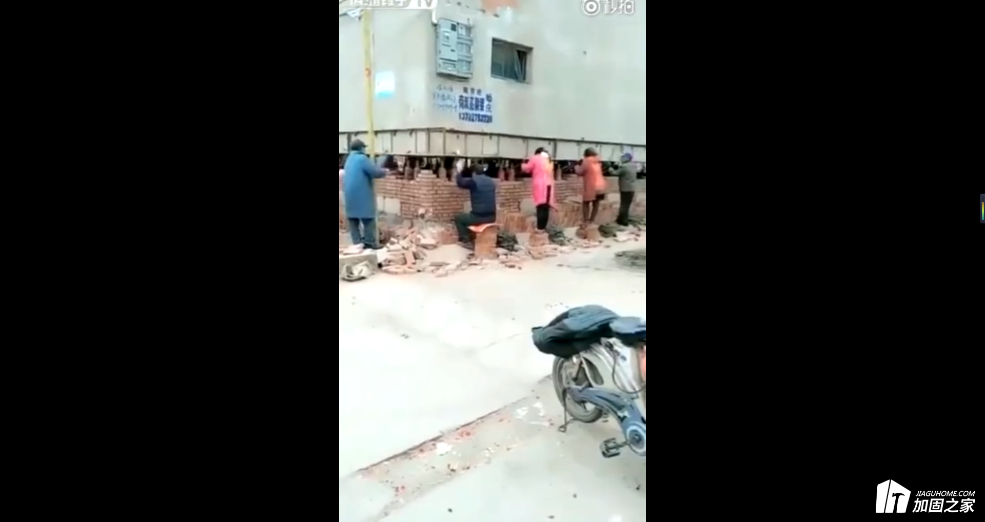 地基加固，樓房頂升，竟然有上百人一起壓千斤頂。