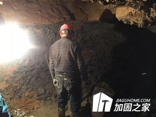 某小區(qū)業(yè)主私挖3米深地下室？房屋結(jié)構(gòu)能行嗎！