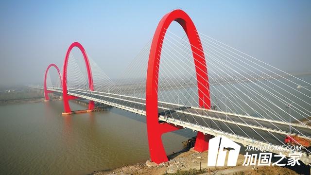 長(zhǎng)江大橋的改造加固現(xiàn)場(chǎng)畫面是怎樣的？
