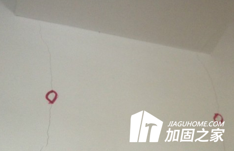 老房子的大梁有裂縫應(yīng)該怎么加固才好？