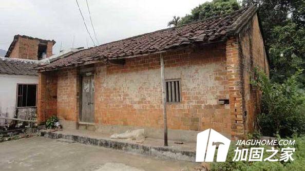 房屋安全鑒定公司一經(jīng)確認(rèn)的危險房屋，房屋使用人該如何處理?