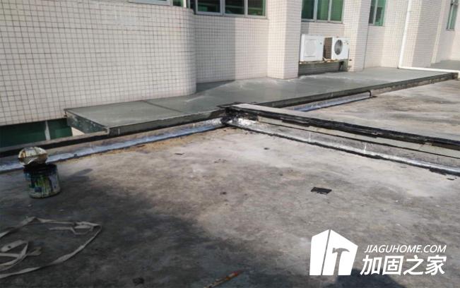 剛性防水屋面開(kāi)裂的原因有哪些？