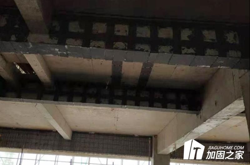采用粘鋼加固，做好加固工程
