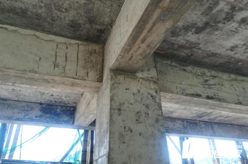現(xiàn)澆板上不要過早上人、堆料、施荷加載。