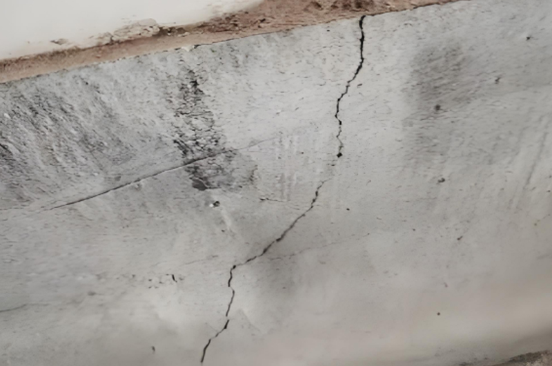 地基變形引起的裂縫。
