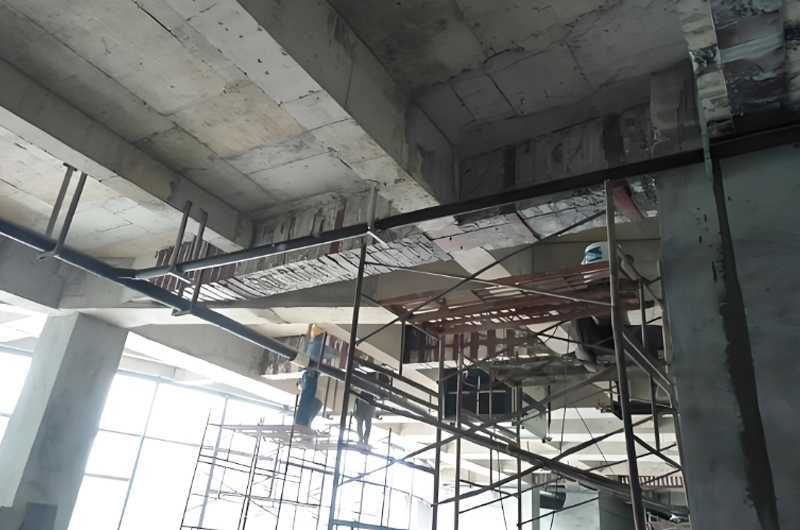 在建筑結(jié)構(gòu)加固施工期間，哪些方面的工作不可忽視?